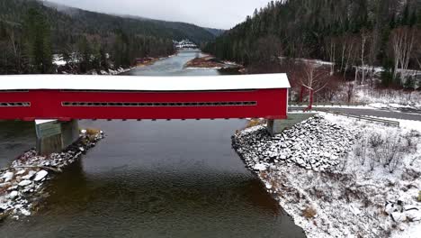 ponte coberta com um pouco de neve atravessando um rio em quebec, canadá