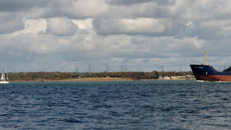 tomada amplia de un buque cisterna de carga navegando por el solent a los muelles de southampton