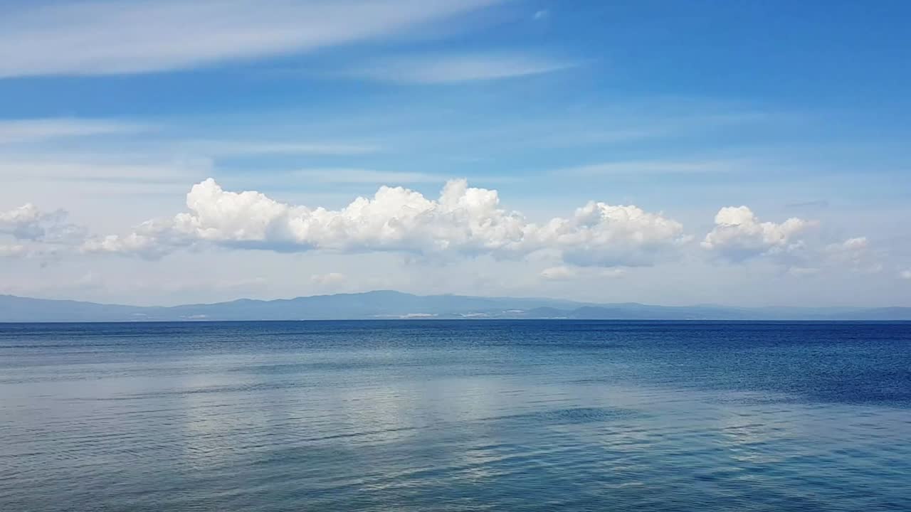 그리스 할키디키의 잔잔한 바다와 빠른 구름의 초경과