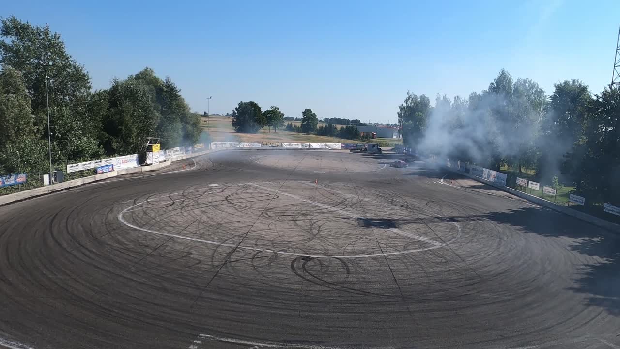 아드레날린이  ⁇ 프되는 행동을 경험하십시오. 자동차가 아스팔트에서 마스터리하게 떠다니면서