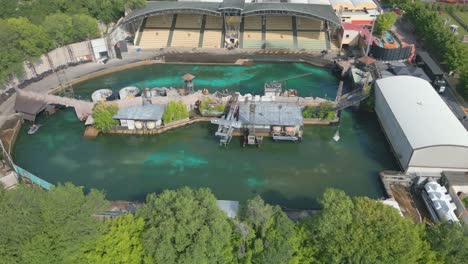 Vista-Aérea-De-Waterworld-En-El-Parque-De-Atracciones-Movieland-En-El-Lago-De-Garda,-Italia