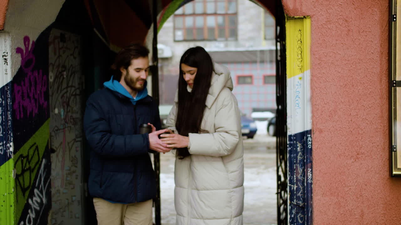 Uomo e donna che camminano per strada