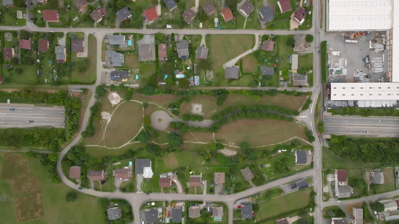 vista aérea de una ciudad con un parque, un río y una carretera