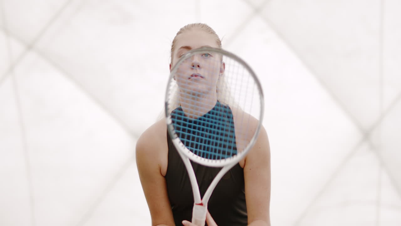 초중력 젊은 백인 여성 테니스 선수가 서브를 준비하는 반 초상화, 120fps 느린 동작, 4k uhd 원시 등급 영상