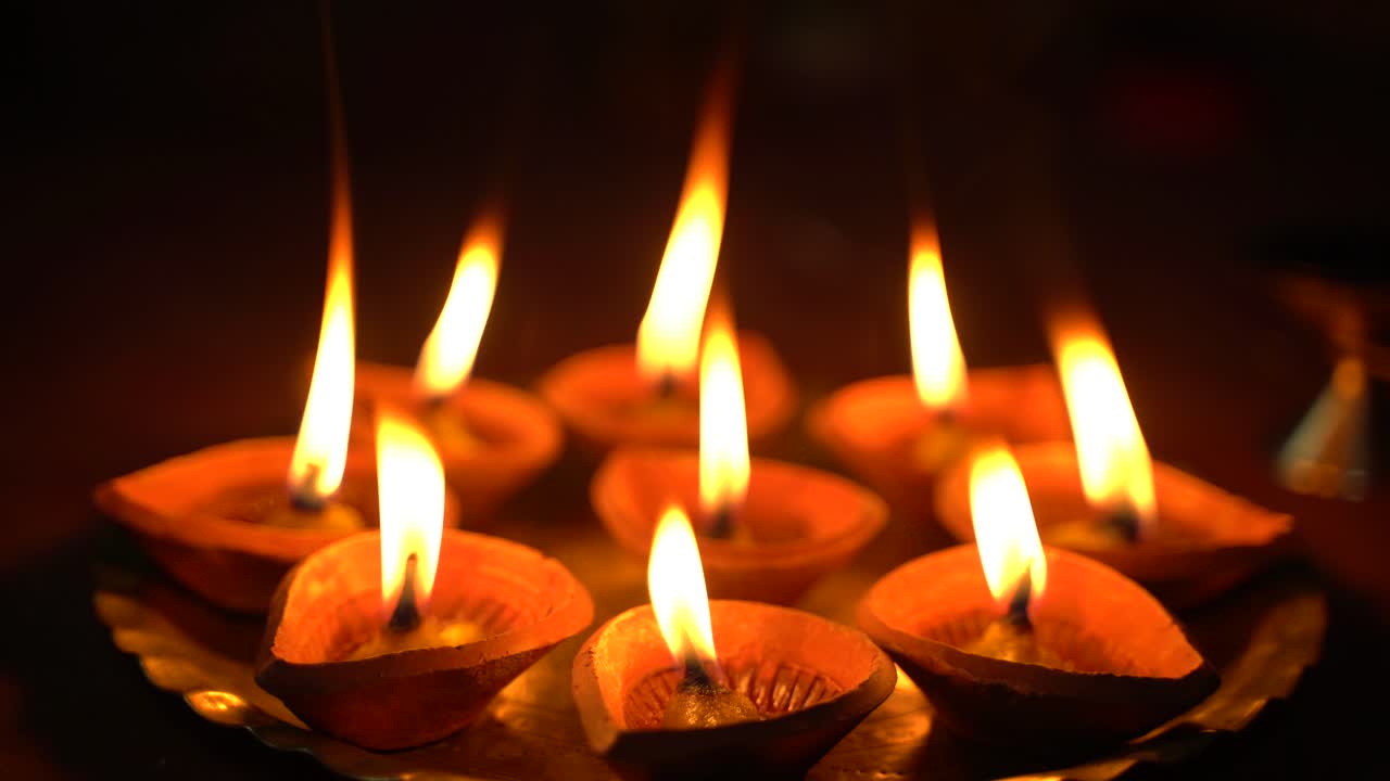 Isole di queste lampade vengono accese a Diwali, la festa nazionale dell'India