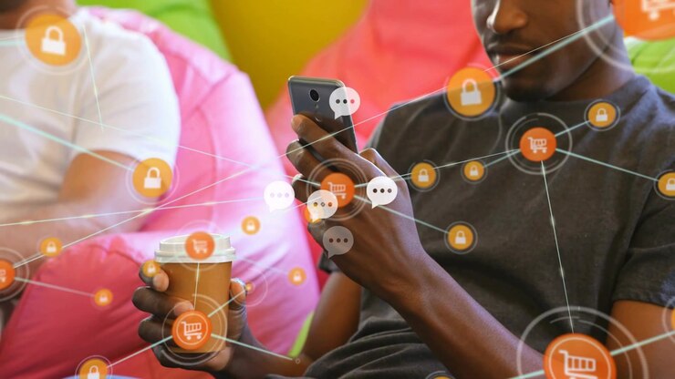 Homme de droite tapant sur son téléphone, des icônes de discussion (cadenas, panier) se développant et se propageant, formant un réseau au-dessus de poufs.