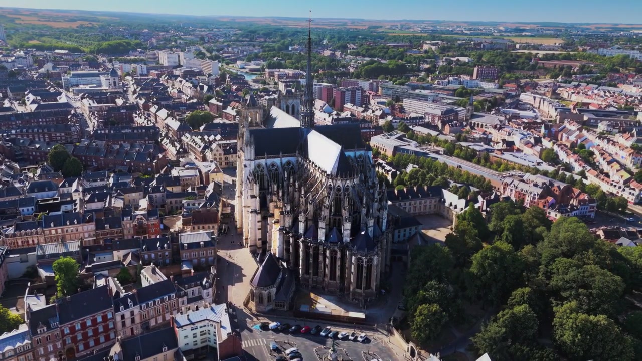 La Cattedrale di Amiens è un sito Patrimonio dell'Umanità UNESCO del XIII secolo in stile Gotico Classico in Francia, rinomata per il suo massiccio volume interno, l'imponente guglia e gli intricati archi rampanti che dominano la città