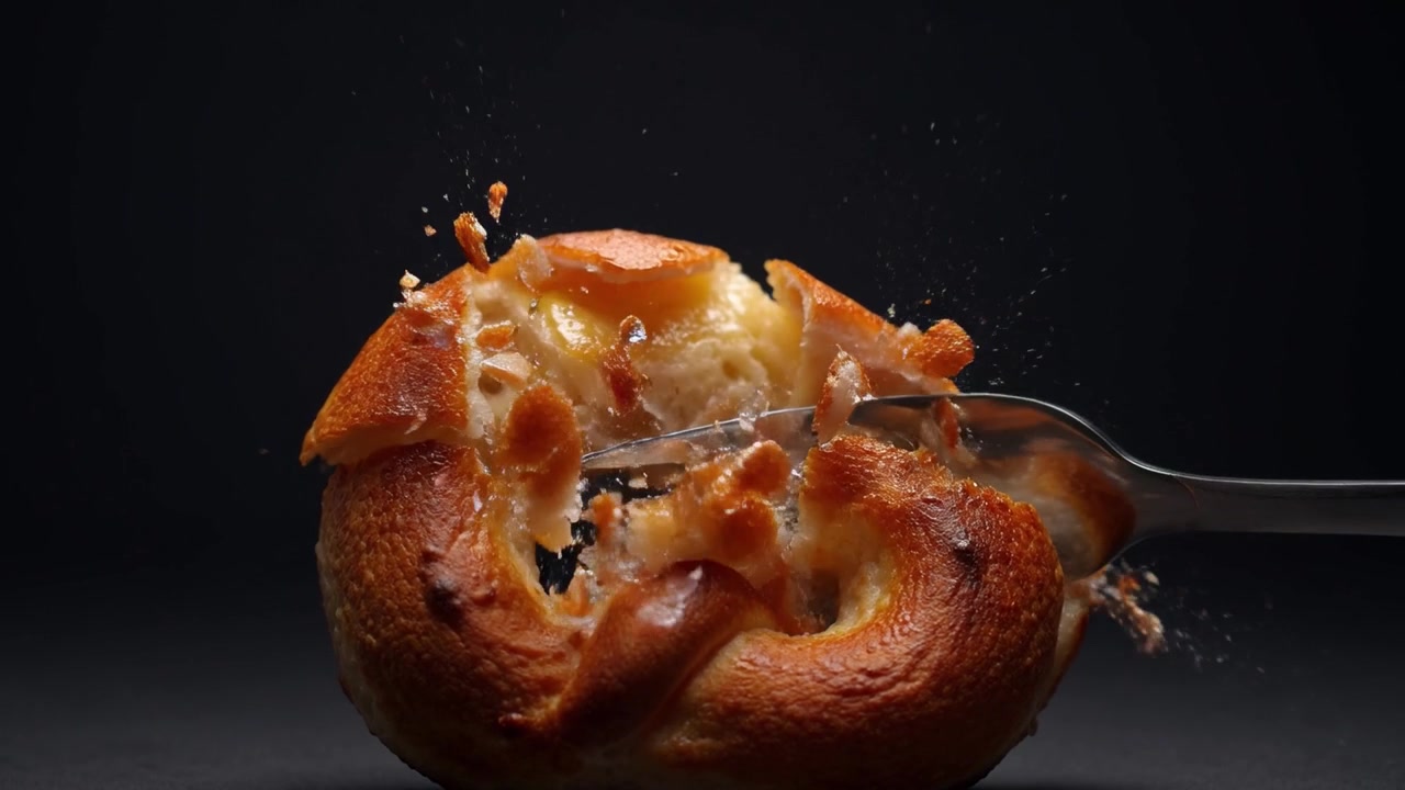 Forchetta che trafigge e spezza un pretzel appena sfornato.