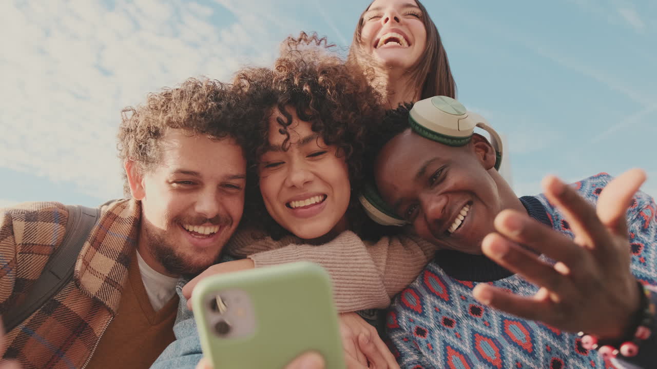 Un gruppo di giovani adulti eterogenei che si fanno un selfie insieme
