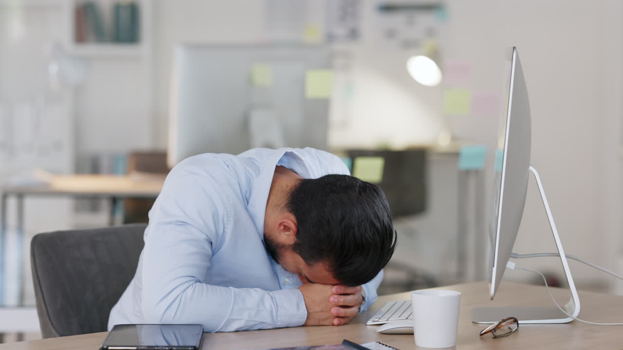 피곤하고, 스트레스를 받고, 좌절한 남자가 타이핑하고 있습니다.