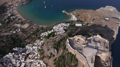 Toma-Aérea-Circular-Sobre-La-Acrópolis-Y-La-Bahía-De-Lindos.