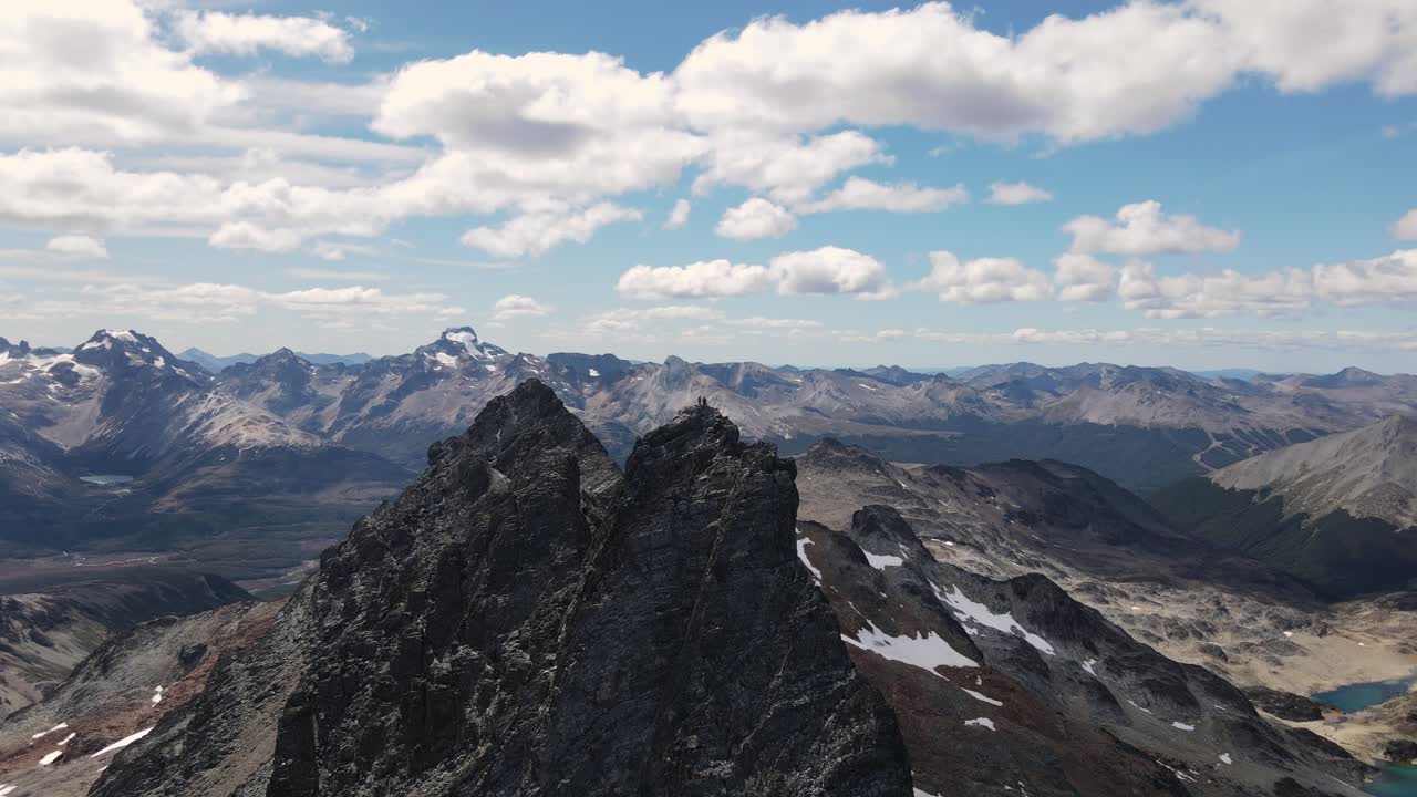 dos montañeros en la cima de una montaña en la patagonia