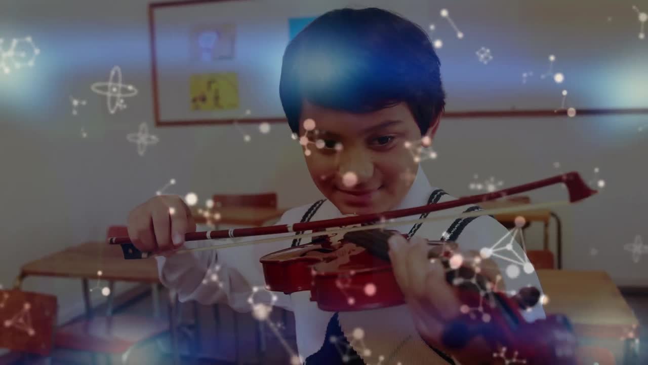 animación de moléculas y luces sobre un niño biracial feliz tocando el violín