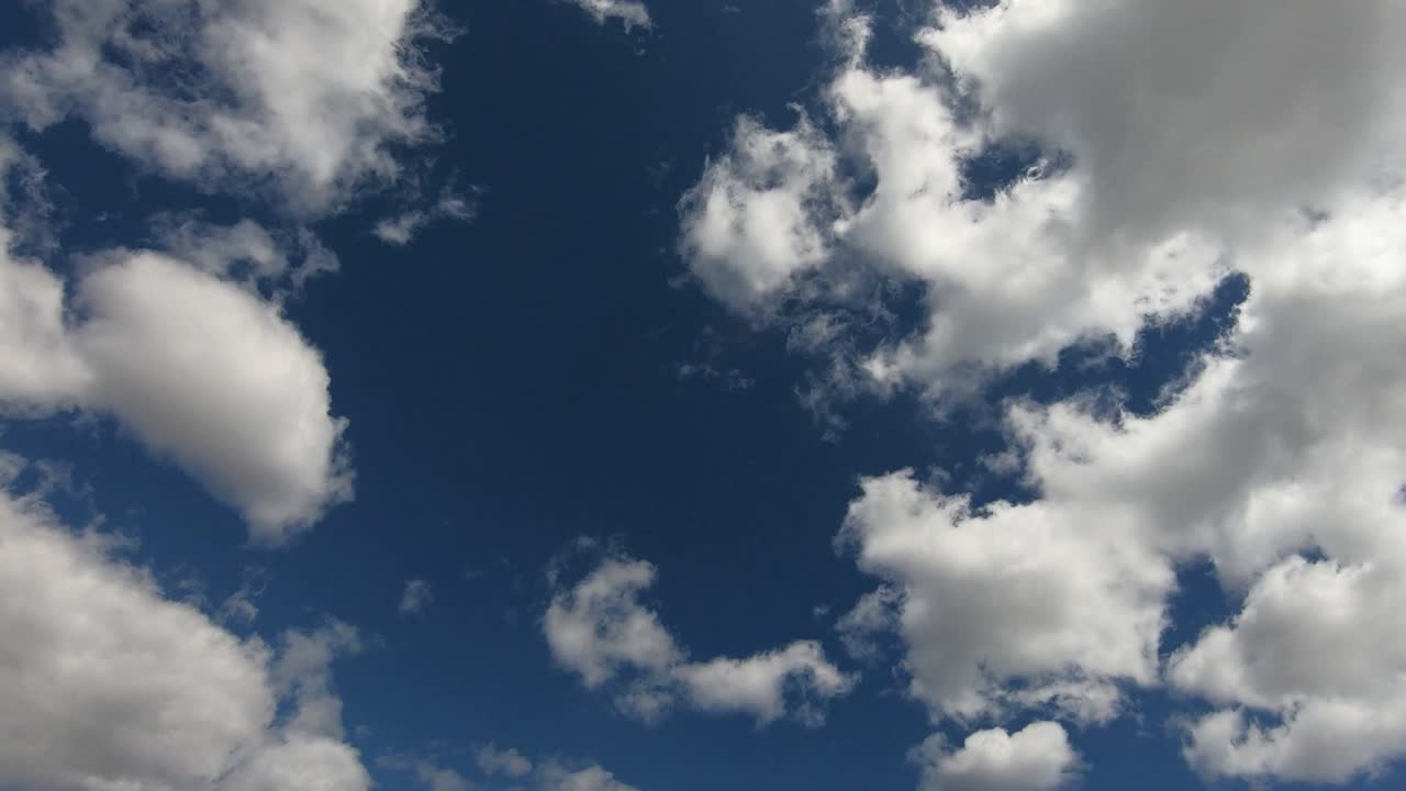nubes claras tiempo de lapso