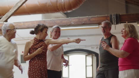 Personas-Mayores-Felices-Divirtiéndose-Y-Bailando-En-El-Salón-De-Baile