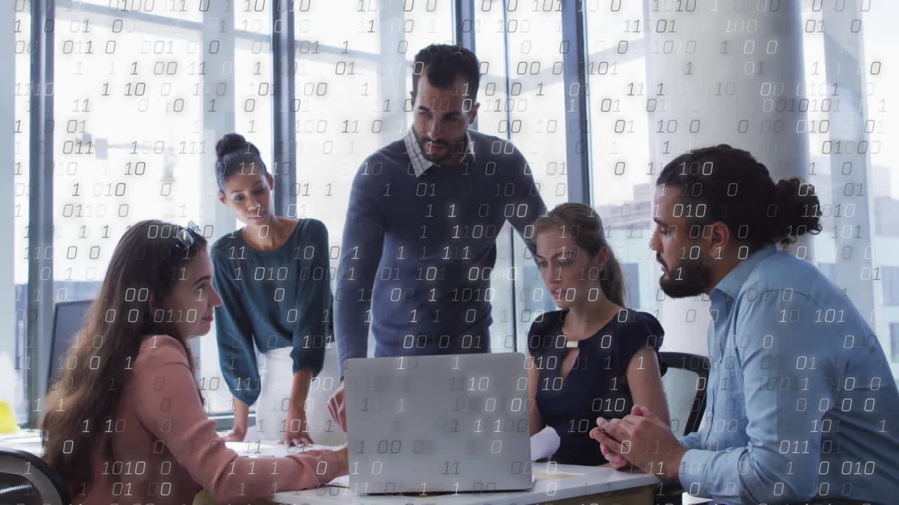 animación del procesamiento de datos sobre diversas personas de negocios en la oficina