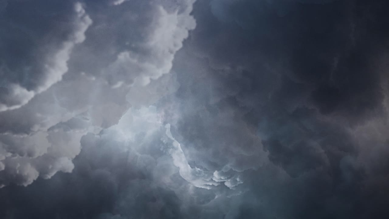 tormenta y relámpagos en las nubes oscuras