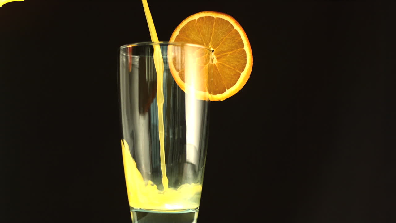 Succo d'arancia che si versa in un bicchiere