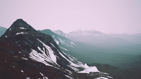 Las-Montañas-Están-Escondidas-En-Nubes-Bajas-Y-Niebla