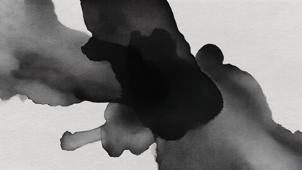 Černý inkoust rozlévající se na texturovaném bílém papíře.