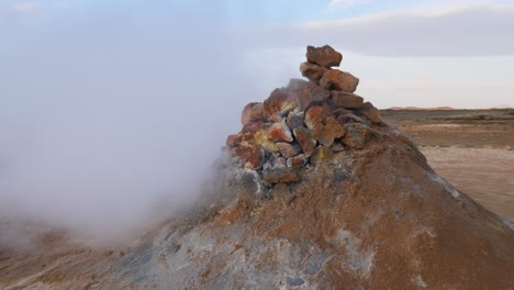 fumarola caliente humeante en el campo geotérmico de namaskard alrededor del volcán kraftla en el norte de islandia
