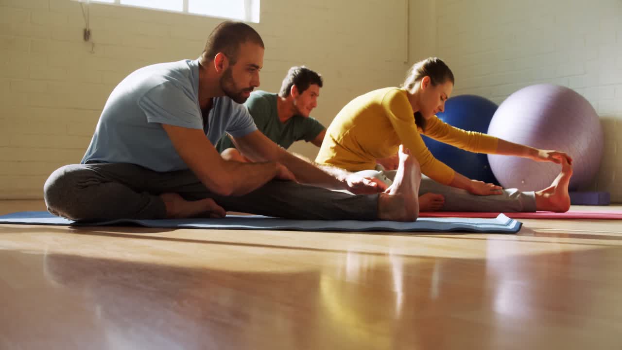 grupo de personas haciendo ejercicios de estiramiento 4k