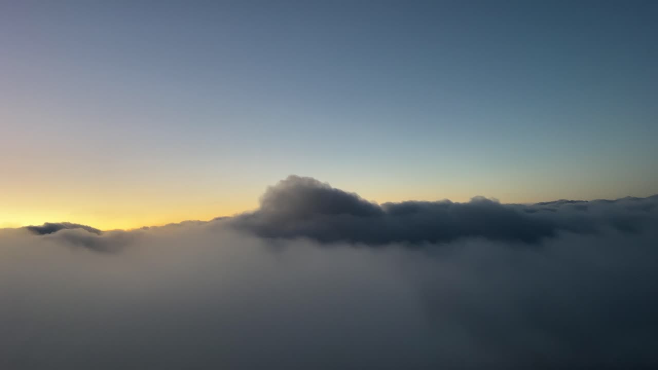 impresionante puesta de sol grabada desde una cabina de jet con un cielo nublado