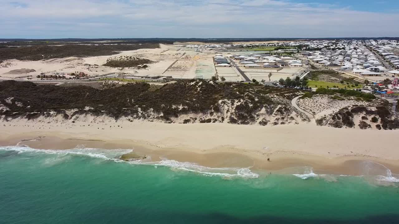 playa de sobrevuelo aéreo hacia la torre de observación, playa de amberton - perth australia