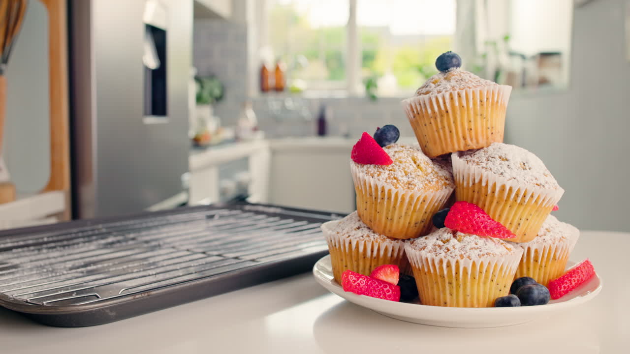 Muffin appena sfornati impilati e guarniti con frutti di bosco in una cucina