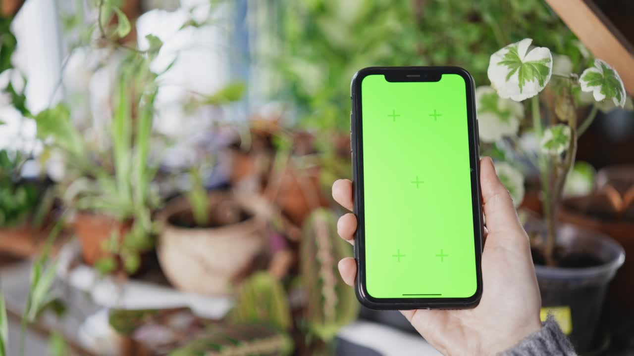 persona que utiliza una tienda en línea móvil para la jardinería