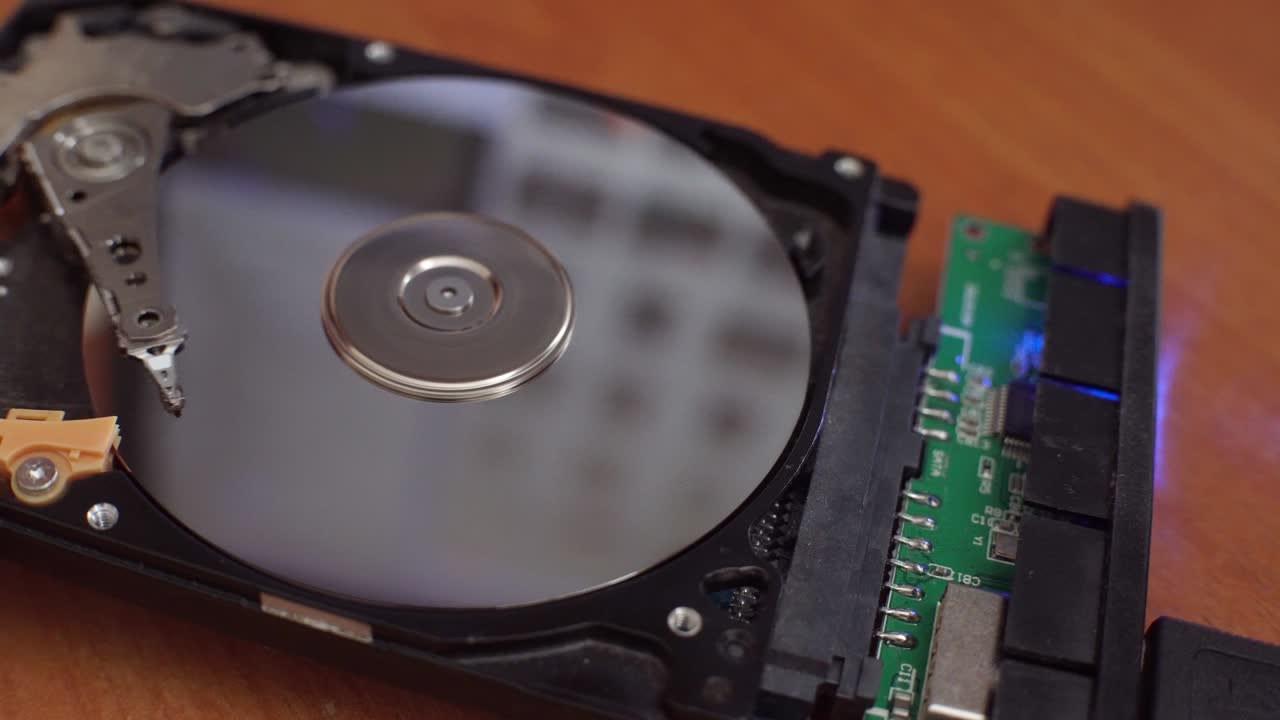el disco duro está tendido en la mesa, parpadeando y girando el disco. trabajo de hackeado