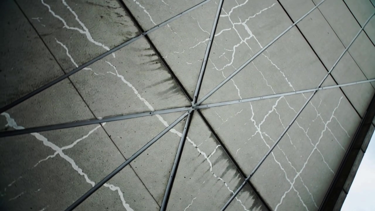 Roterende kamera viser panel på ydersiden, afslører metalnav og radiale eger for et strukturelt overblik.