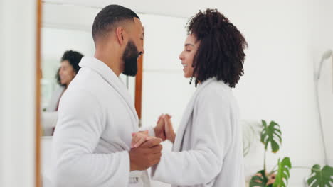 pareja divirtiéndose en el baño