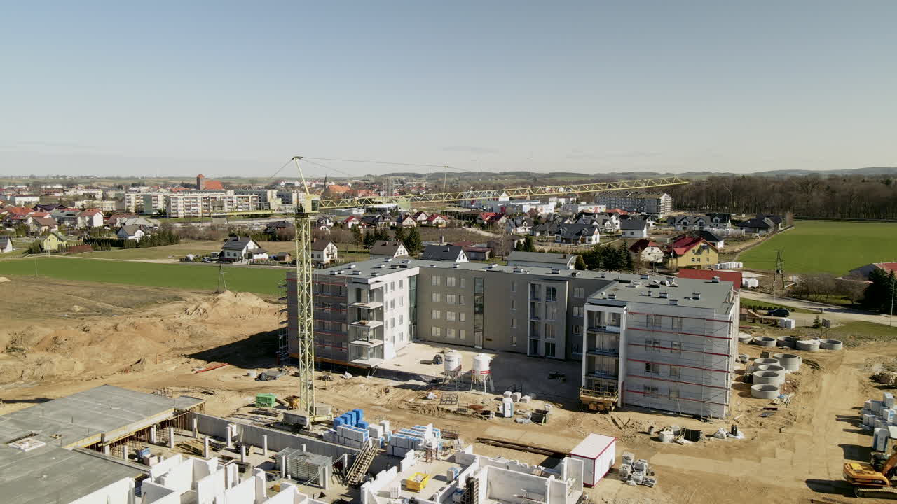 grúa torre amarilla en el sitio de construcción de un nuevo edificio cerca de lubawa, polonia durante el verano