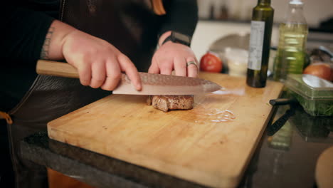 el chef está cortando un filete.
