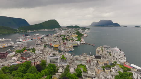 Moderne-Norwegische-Architektur-Trifft-Auf-Wunderschöne-Naturlandschaften.-Antenne