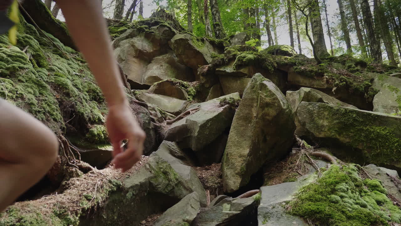 un joven sano sube por un sendero empinado de montaña aventuras y un estilo de vida activo