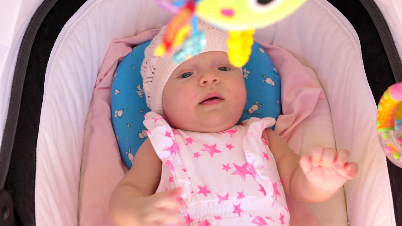 야외 에 있는 유치원 에 누워 있는 활동적 인 아기 소녀