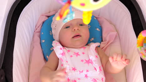 niña activa en el cochecito al aire libre