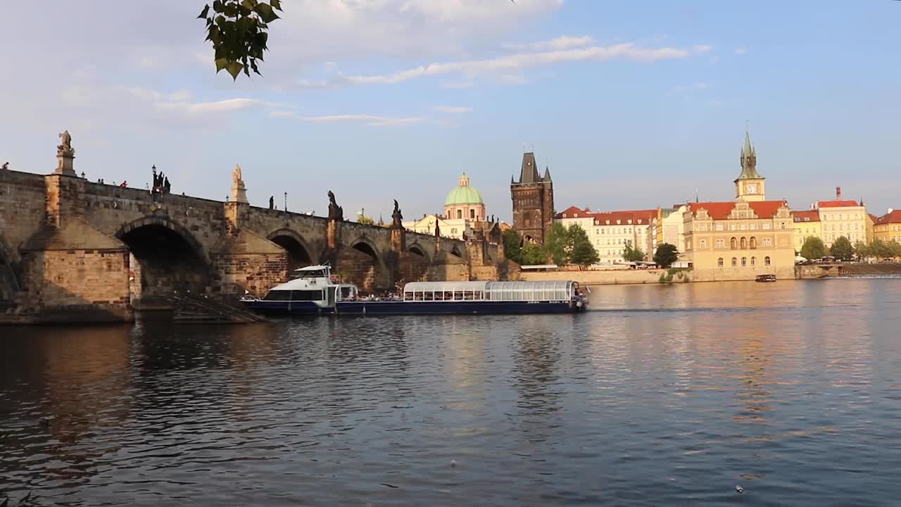 Barca che naviga sulla Moldava a Praga, Repubblica Ceca HD