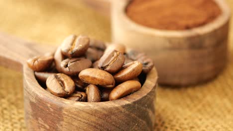 granos de café en cucharas de madera