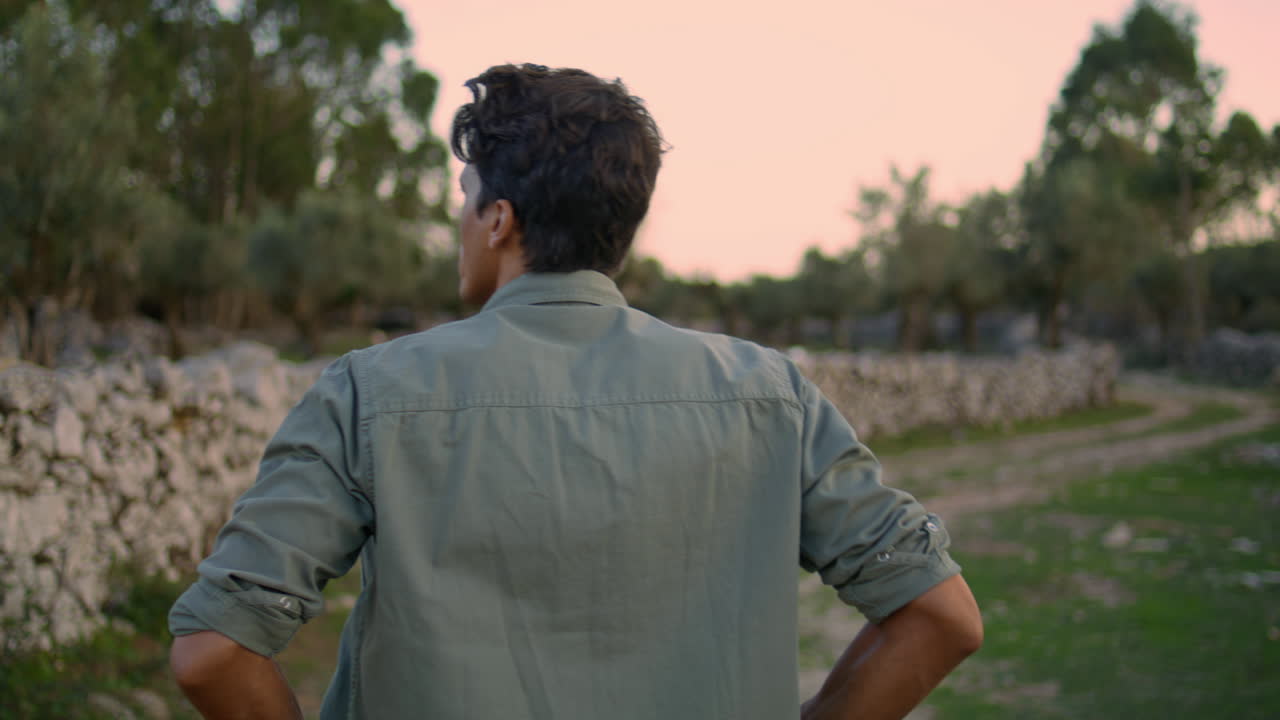 편안한 남자가 산책하는 여름 자연 클로즈업 영감을 얻은 남자가 수직으로 산책합니다.