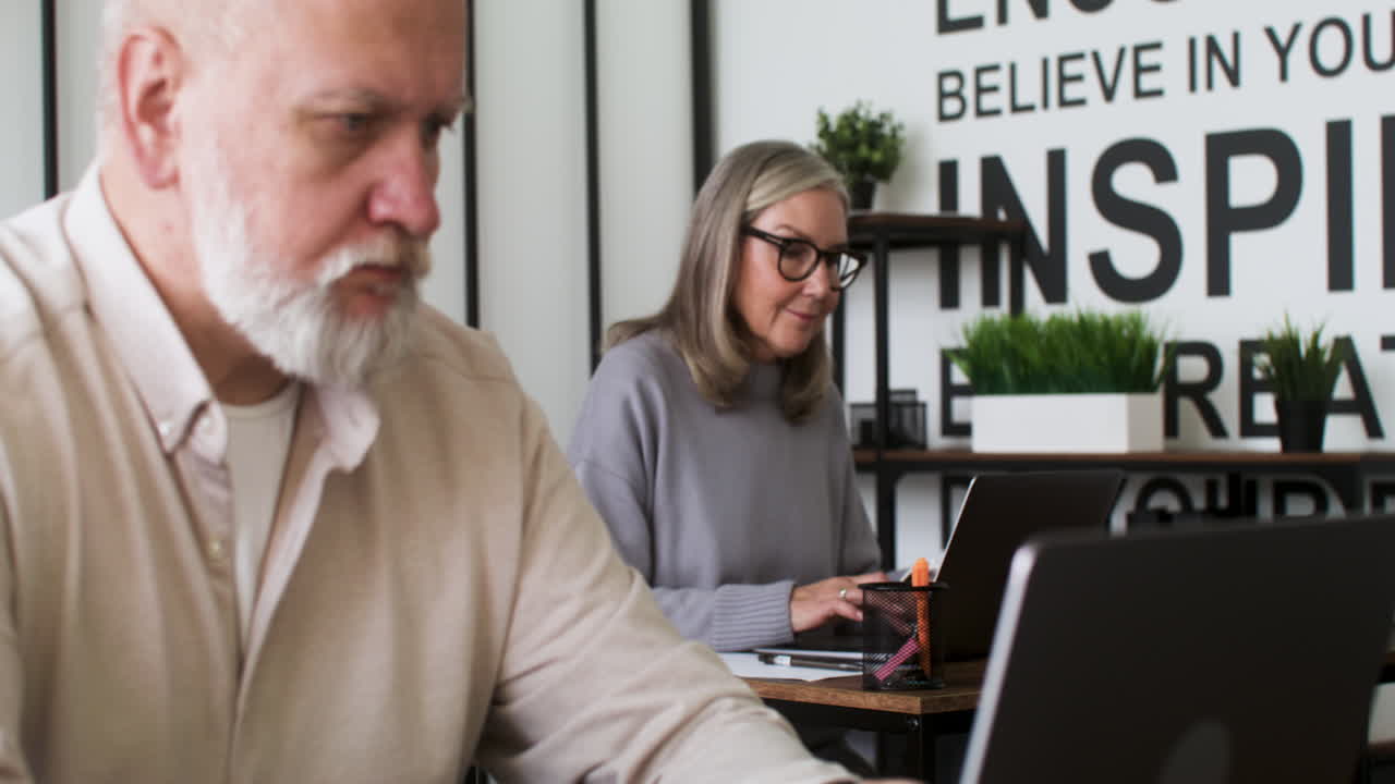 volwassen studenten in de klas