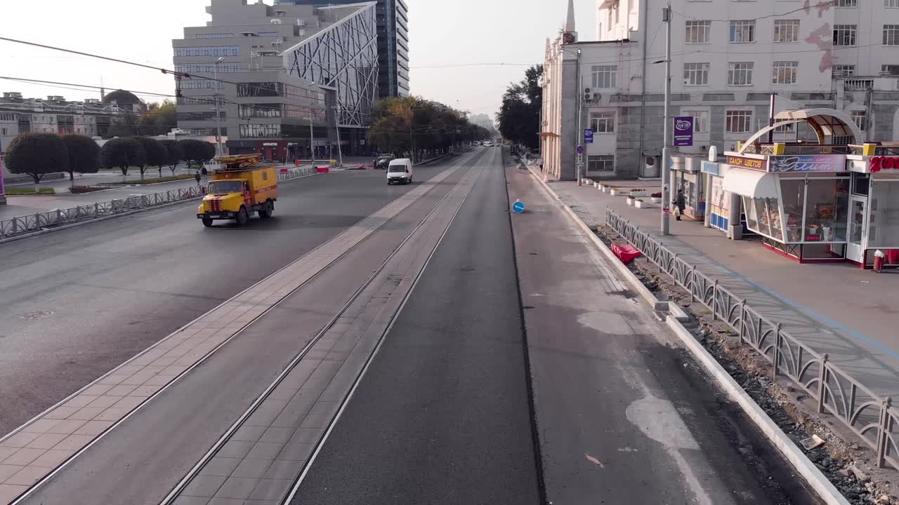 calle de la ciudad con construcción de carreteras