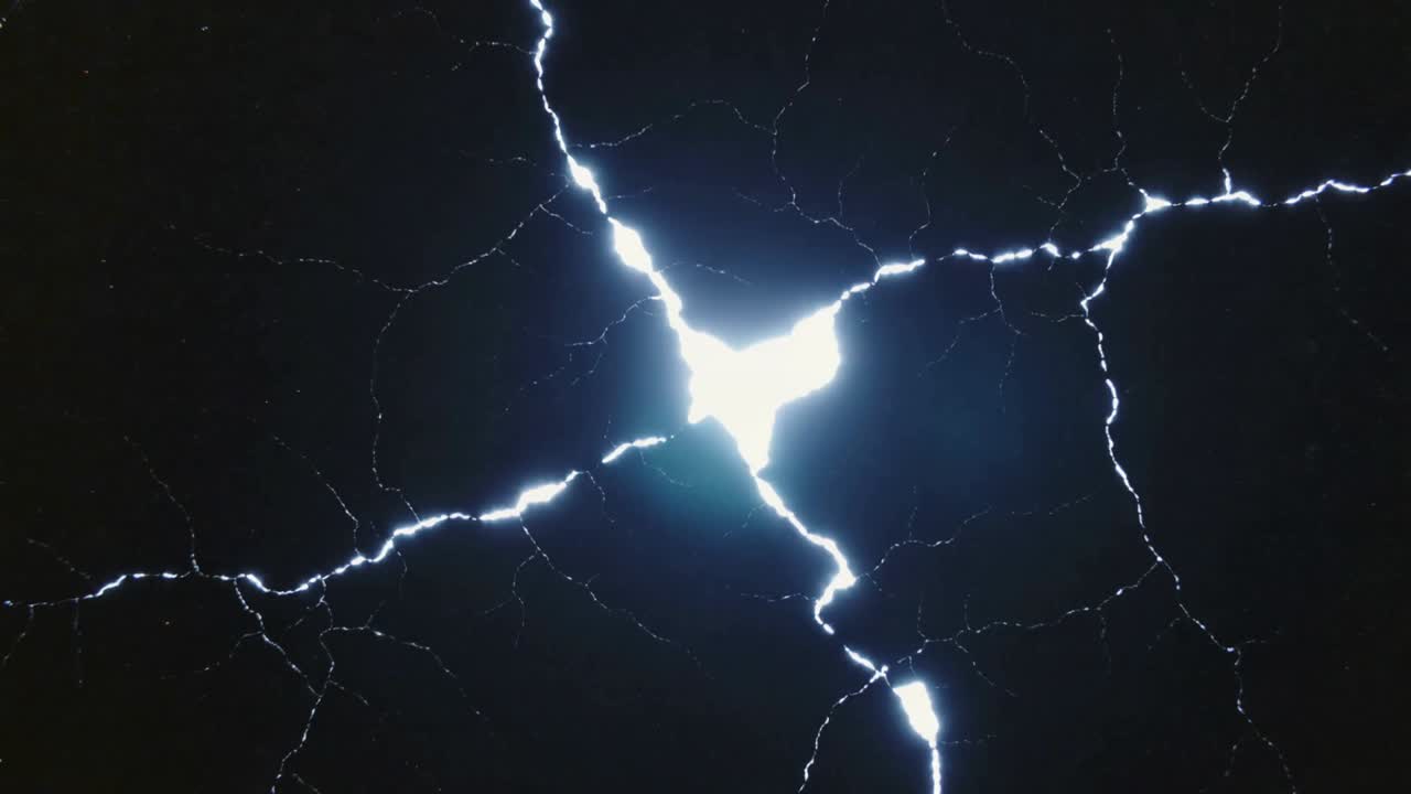 Núcleo brillante que genera fisuras radiantes y microgrietas ramificadas en un halo de vacío azul oscuro