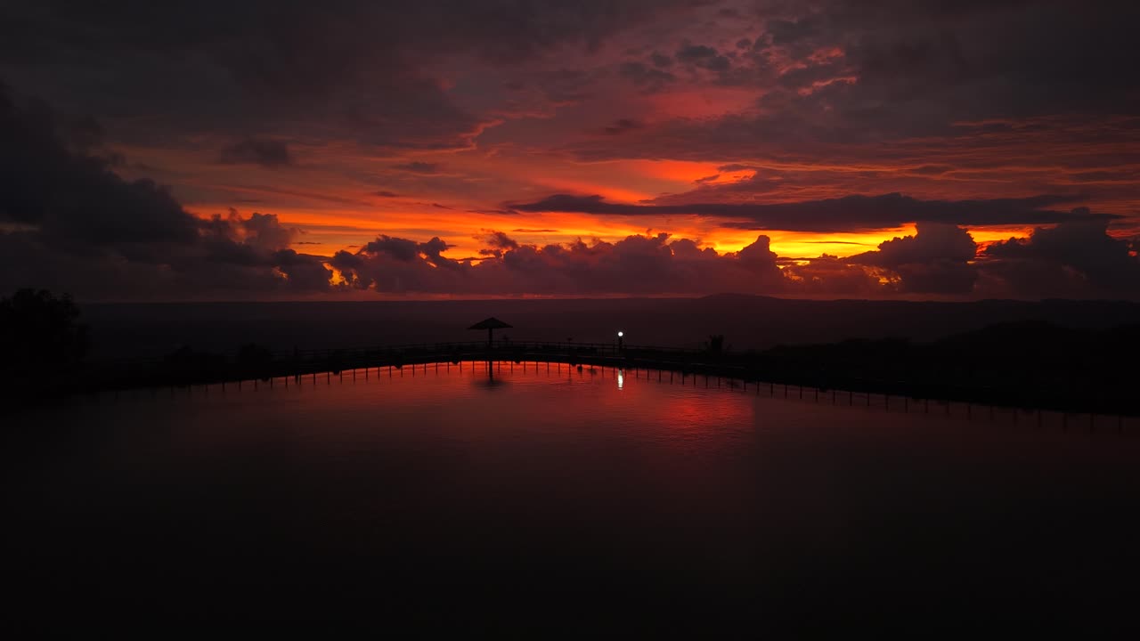 Eine wunderschöne und filmische Ansicht des Nglanggeran-Stausees bei Sonnenuntergang. Ein künstlicher See zur Bewässerung und ein beliebtes Touristenziel, um die hügelige Landschaft zu genießen.