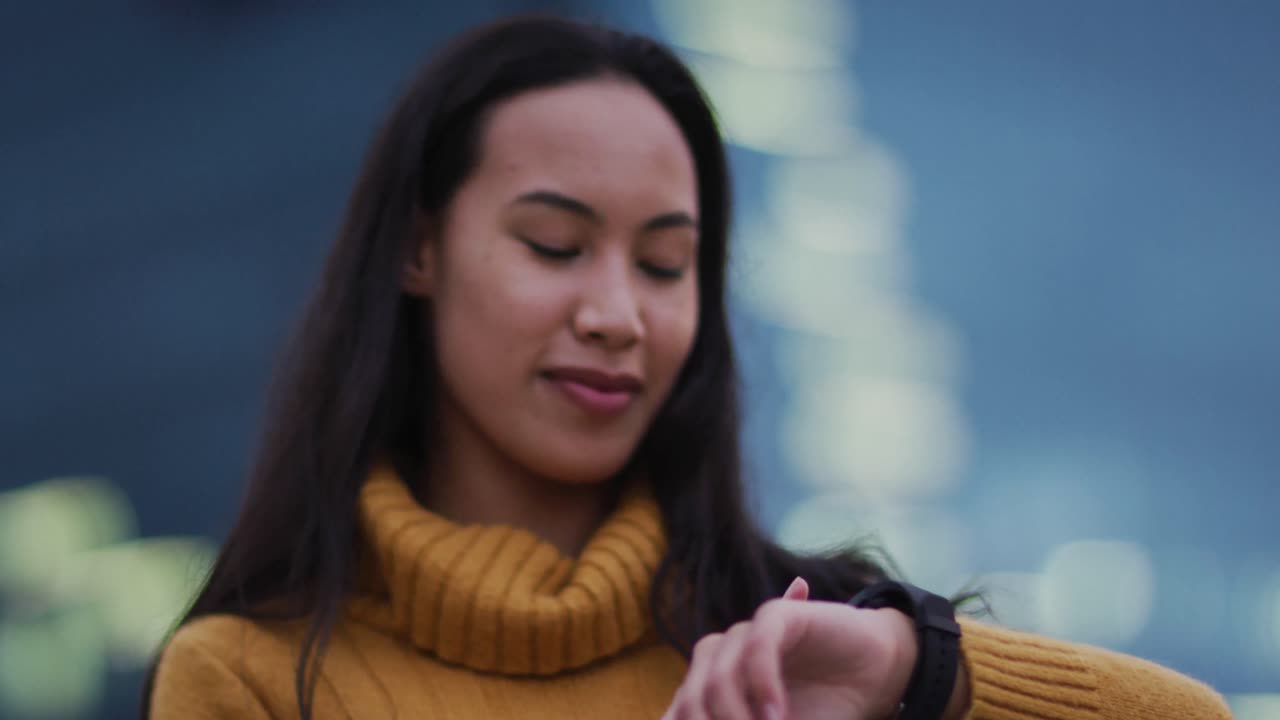 mujer asiática usando un reloj inteligente y sonriendo
