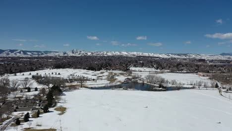 Un-Tiro-Ascendente-Sobre-Un-Parque-Después-De-Una-Tormenta-De-Nieve