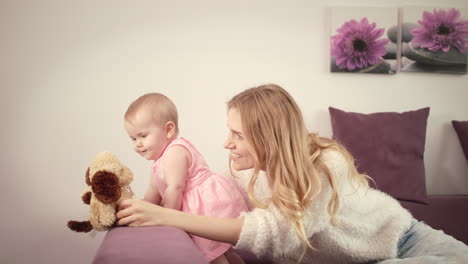 Mutter-Spielt-Mit-Baby.-Schönes-Baby,-Das-Mit-Spielzeug-Auf-Dem-Bett-Spielt