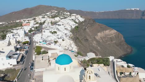flotando junto a los molinos de viento que se alzan contra la extensión azul del mar egeo en santorini